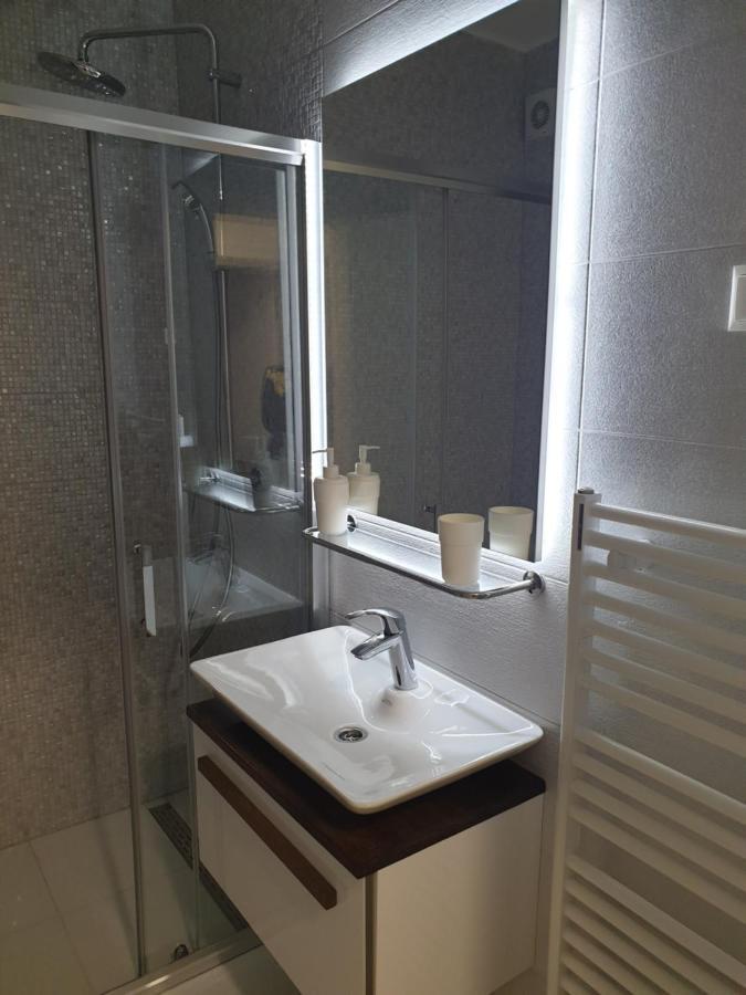 Apartman Viktoria Tuzla Exteriör bild